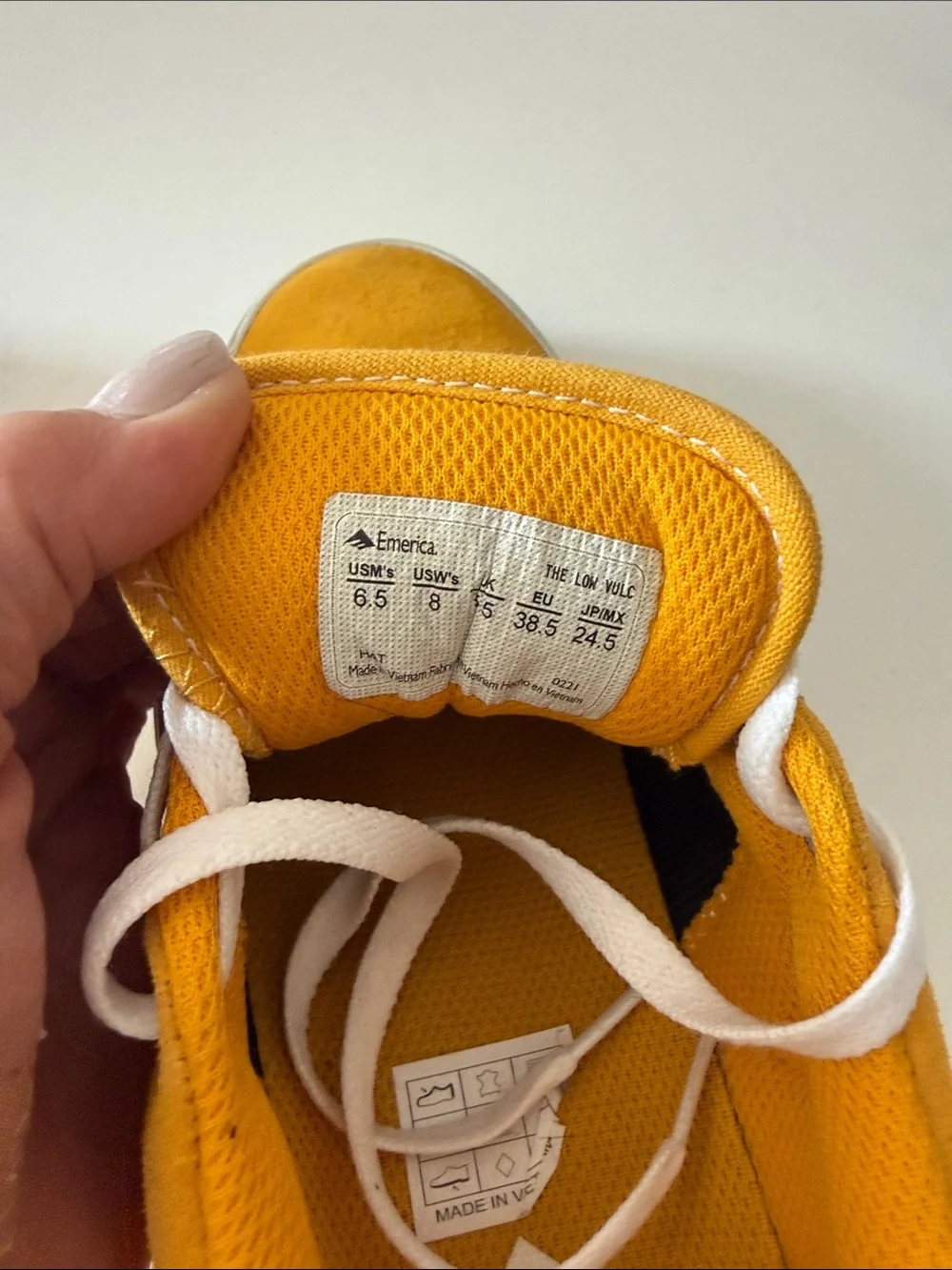 Emerica Low Vulc Mens 6.5 Yellow Low-Top Sneakers with White Accents